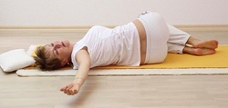 Die Übungen aus „Rückenschmerzen selbst behandeln mit der Pohltherapie“ gibt es als Video. | Praxis Bruckmann